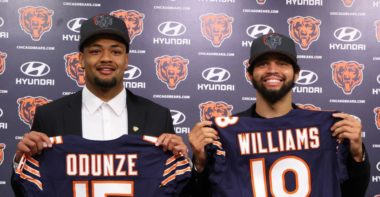 WR Rome Odunze (izquierda) y QB Caleb Willliams (derecha), Chicago Bears