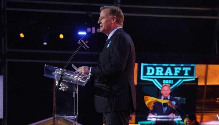 Roger Goodell, comisionado de la NFL, en el Draft 2021