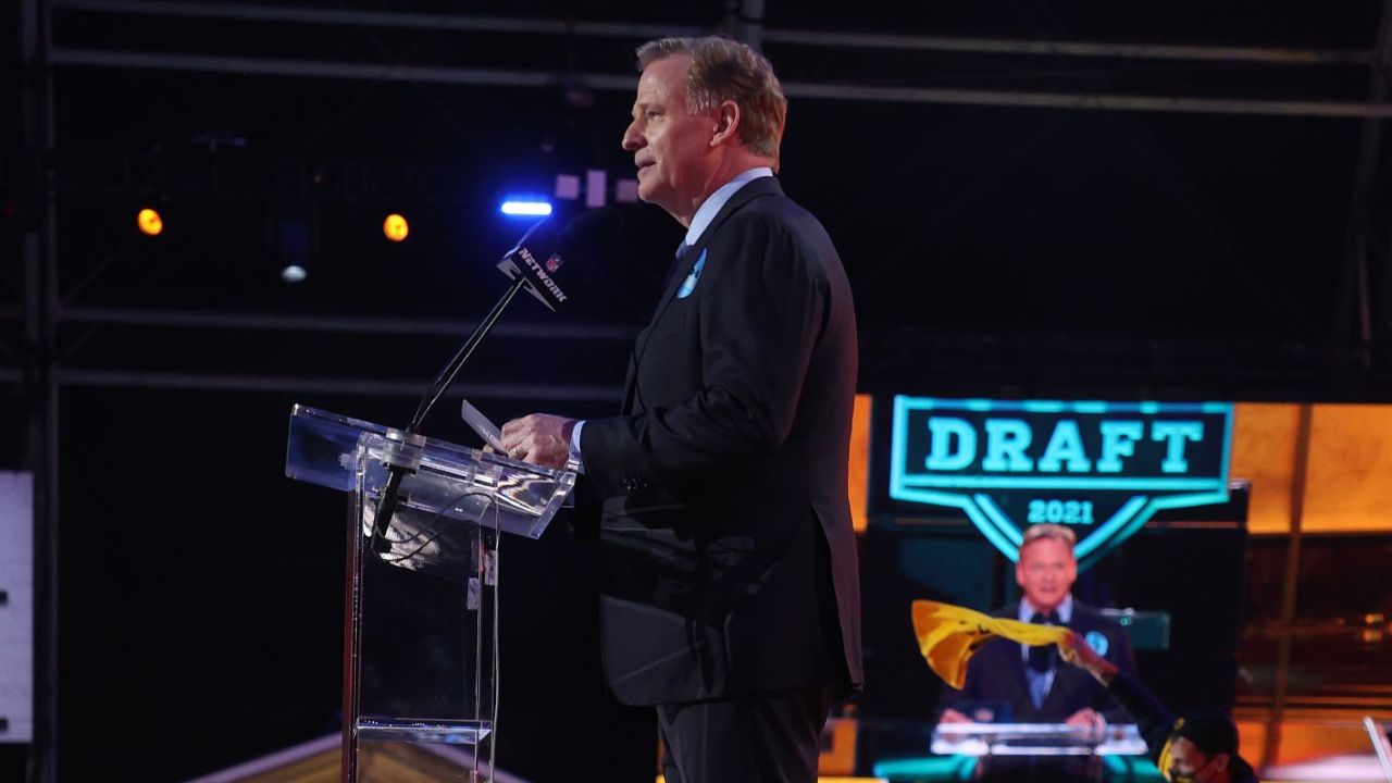 Roger Goodell, comisionado de la NFL, en el Draft 2021