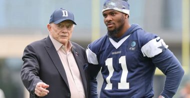 Jerry Jones, dueño de los Cowboys, junto al DE Micah Parsons. Foto: Sitio oficial de Dallas