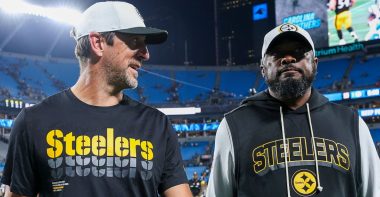 QB Aaron Rodgers y HC Mike Tomlin, Pittsburgh Steelers. Foto: Logan Bowles/Getty Images