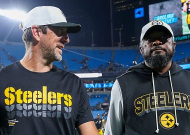 QB Aaron Rodgers y HC Mike Tomlin, Pittsburgh Steelers. Foto: Logan Bowles/Getty Images