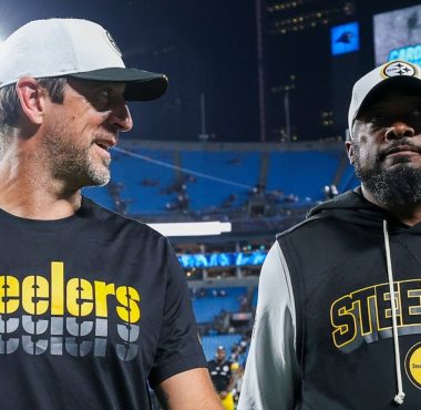 QB Aaron Rodgers y HC Mike Tomlin, Pittsburgh Steelers. Foto: Logan Bowles/Getty Images