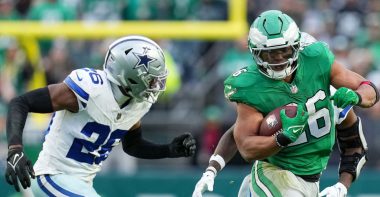 CB DaRon Bland, Dallas Cowboys; y RB Saquon Barkley, Philadelphia Eagles. Foto: Mitchell Leff/Getty Images