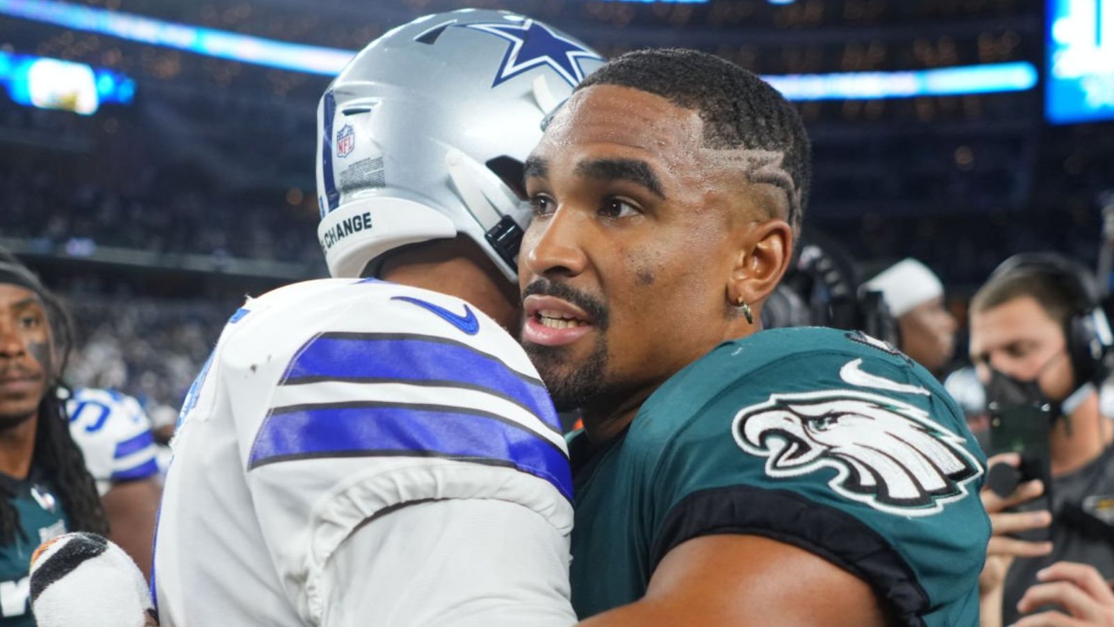 QB Dak Prescott, Dallas Cowboys; QB Jalen Hurts, Philadelphia Eagles. Foto: Cooper Neill/Getty Images