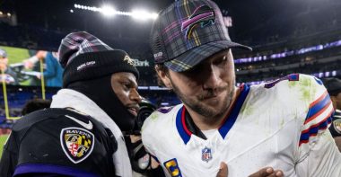 QB Lamar Jackson, Baltimore Ravens; QB Josh Allen, Buffalo Bills. Foto: Michael Owens/Getty Images