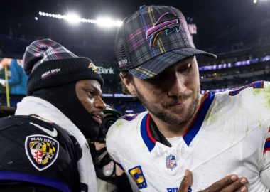 QB Lamar Jackson, Baltimore Ravens; QB Josh Allen, Buffalo Bills. Foto: Michael Owens/Getty Images