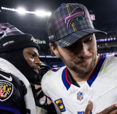 QB Lamar Jackson, Baltimore Ravens; QB Josh Allen, Buffalo Bills. Foto: Michael Owens/Getty Images