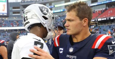 QB Geno Smith, Las Vegas Raiders, y QB Drake Maye, New England Patriots. Foto: Mike Stobe/Getty Images