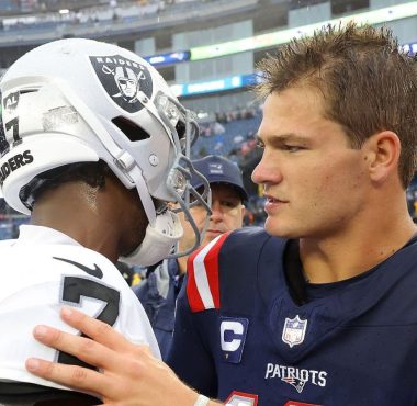 QB Geno Smith, Las Vegas Raiders, y QB Drake Maye, New England Patriots. Foto: Mike Stobe/Getty Images