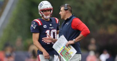 QB Drake Maye y HC Mike Vrabel. Foto: Adam Glanzman/Getty Images