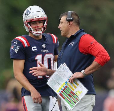 QB Drake Maye y HC Mike Vrabel. Foto: Adam Glanzman/Getty Images