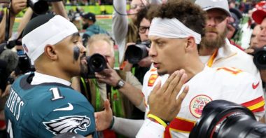 QB Jalen Hurts, Philadelphia Eagles; y QB Patrick Mahomes, Kansas City Chiefs. Forto: Jamie Squire/Getty Images