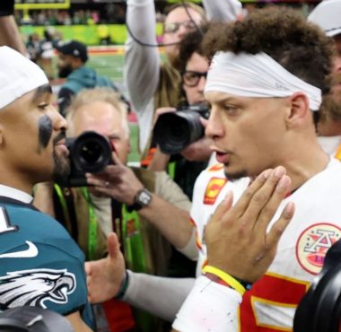 QB Jalen Hurts, Philadelphia Eagles; y QB Patrick Mahomes, Kansas City Chiefs. Forto: Jamie Squire/Getty Images