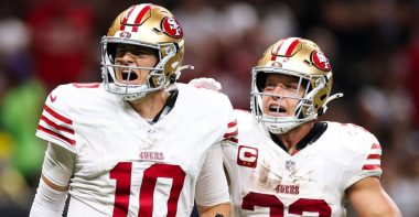 QB Mac Jones y RB Christian McCaffrey. Foto: Sean Gardner/Getty Images