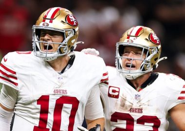 QB Mac Jones y RB Christian McCaffrey. Foto: Sean Gardner/Getty Images