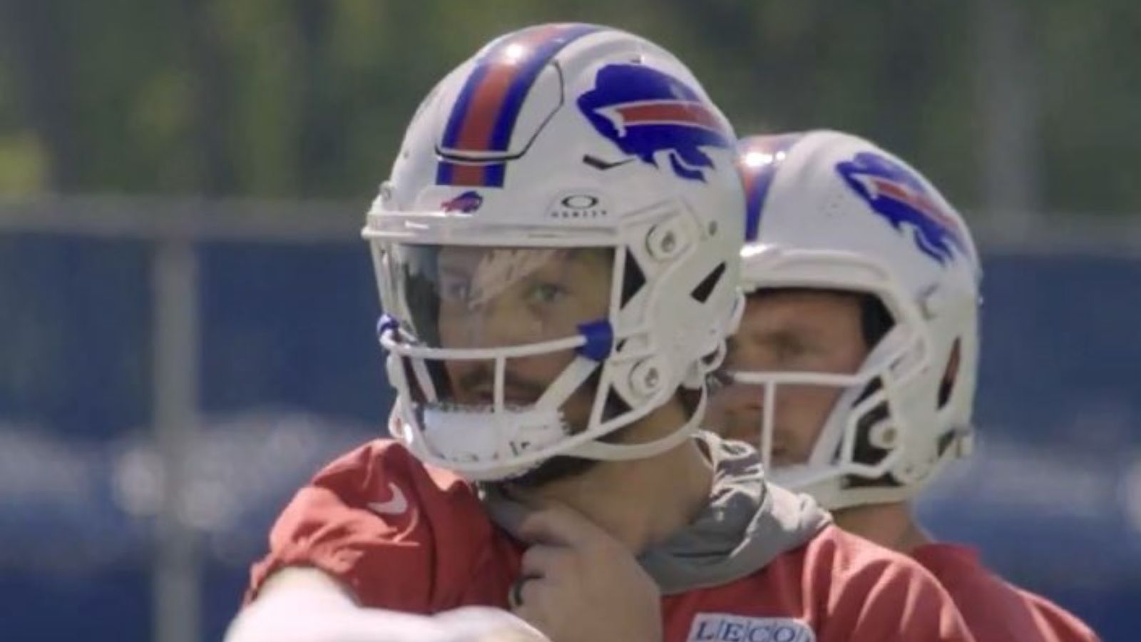 Josh Allen estrenará casco con visor en el Bills vs Dolphins para proteger su nariz