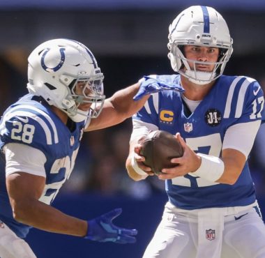 RB Jonathan Taylor y QB Daniel Jones, Indianapolis Colts. Foto: Michael Hickey/Getty Images
