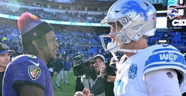 QB Lamar Jackson, Baltimore Ravens; y QB Jared Goff, Detroit Lions. Foto: Getty Images.