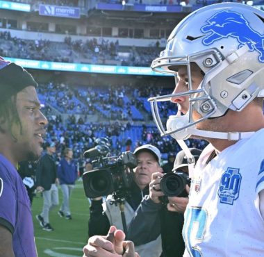 QB Lamar Jackson, Baltimore Ravens; y QB Jared Goff, Detroit Lions. Foto: Getty Images.