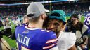 QB Josh Allen, Buffalo Bills; y QB Tua Tagovailoa, Miami Dolphins. Foto: Getty Images