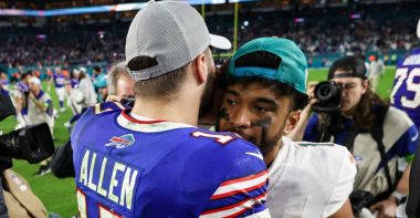 QB Josh Allen, Buffalo Bills; y QB Tua Tagovailoa, Miami Dolphins. Foto: Getty Images