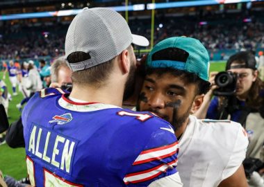 QB Josh Allen, Buffalo Bills; y QB Tua Tagovailoa, Miami Dolphins. Foto: Getty Images