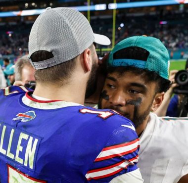 QB Josh Allen, Buffalo Bills; y QB Tua Tagovailoa, Miami Dolphins. Foto: Getty Images