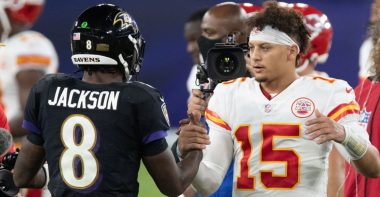 QB Lamar Jackson, Baltimore Ravens; y QB Patrick Mahomes, Kansas City Chiefs. Foto: Perry Knotts/Getty Images