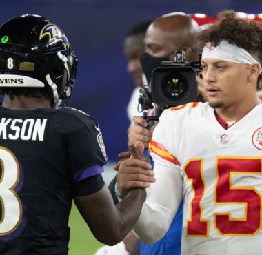 QB Lamar Jackson, Baltimore Ravens; y QB Patrick Mahomes, Kansas City Chiefs. Foto: Perry Knotts/Getty Images