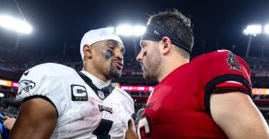 QB Jalen Hurts, Philadelphia Eagles; QB Baker Mayfield, Tampa Bay Buccaneers. Foto: Perry Knotts/Getty Images