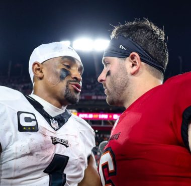 QB Jalen Hurts, Philadelphia Eagles; QB Baker Mayfield, Tampa Bay Buccaneers. Foto: Perry Knotts/Getty Images