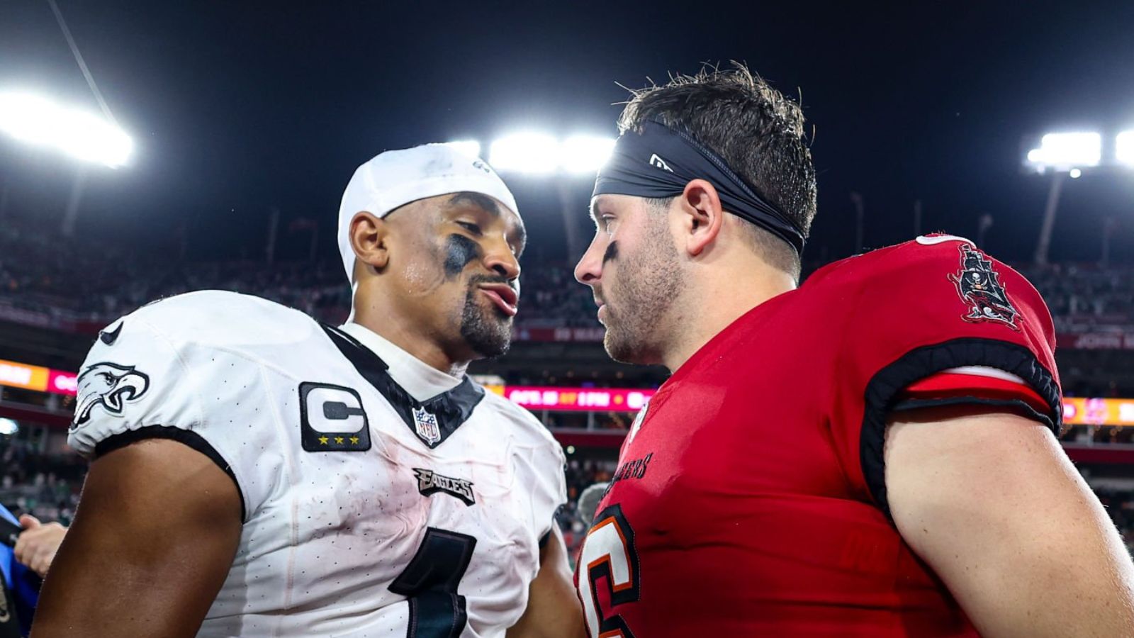 QB Jalen Hurts, Philadelphia Eagles; QB Baker Mayfield, Tampa Bay Buccaneers. Foto: Perry Knotts/Getty Images