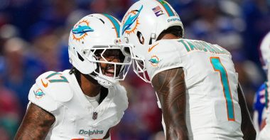 WR Jaylen Waddle y QB Tua Tagovailoa, Miami Dolphins. Foto: Cooper Neill/Getty Images