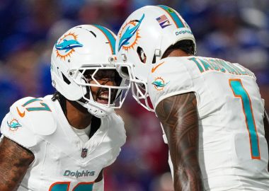WR Jaylen Waddle y QB Tua Tagovailoa, Miami Dolphins. Foto: Cooper Neill/Getty Images