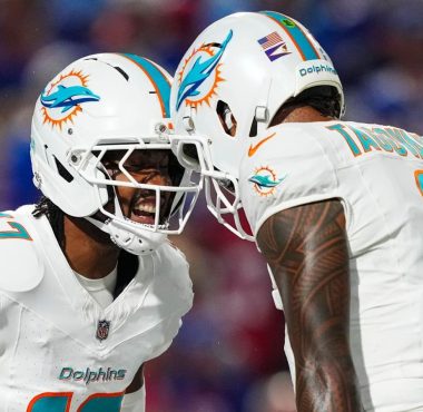 WR Jaylen Waddle y QB Tua Tagovailoa, Miami Dolphins. Foto: Cooper Neill/Getty Images