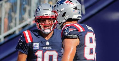 QB Drake Maye y TE Hunter Henry, New England Patriots. Foto: Matthew J. Lee/The Boston Globe