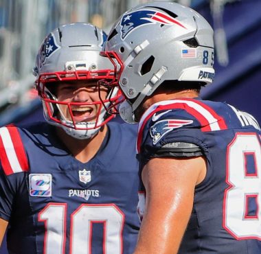 QB Drake Maye y TE Hunter Henry, New England Patriots. Foto: Matthew J. Lee/The Boston Globe