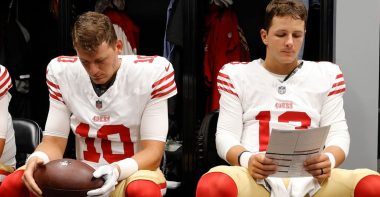 QB Mac Jones y QB Brock Purdy, San Francisco 49ers. Foto: Michael Zagaris/Getty Images