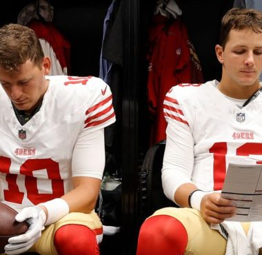 QB Mac Jones y QB Brock Purdy, San Francisco 49ers. Foto: Michael Zagaris/Getty Images