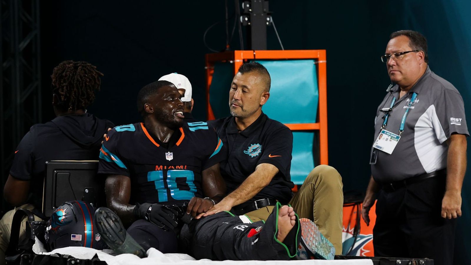 Tyreek Hill sufre grave lesión en la pierna izquierda