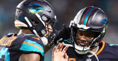 TE Darren Waller y QB Tua Tagovailoa, Miami Dolphins. Foto: Getty Images