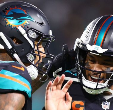 TE Darren Waller y QB Tua Tagovailoa, Miami Dolphins. Foto: Getty Images