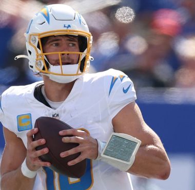 QB Justin Herbert, Los Angeles Chargers. Foto: Al Bello/Getty Images
