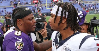 QB Lamar Jackson, Baltimore Ravens; y QB C.J. Stroud, Houston Texans. Foto: Brett Coomer/Houston Chronicle