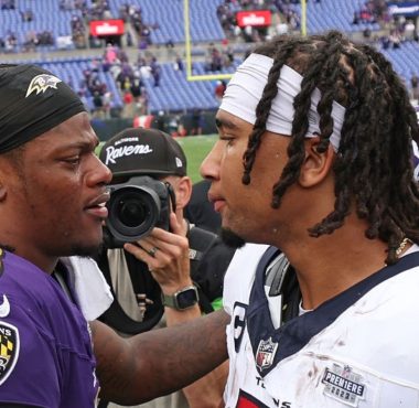 QB Lamar Jackson, Baltimore Ravens; y QB C.J. Stroud, Houston Texans. Foto: Brett Coomer/Houston Chronicle