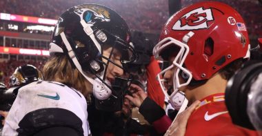 QB Trevor Lawrence, Jacksonville Jaguars; y QB Patrick Mahomes, Kansas City Chiefs. Foto: Getty Images