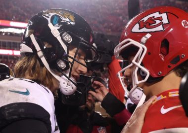 QB Trevor Lawrence, Jacksonville Jaguars; y QB Patrick Mahomes, Kansas City Chiefs. Foto: Getty Images