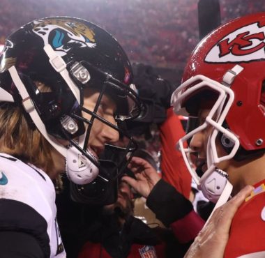 QB Trevor Lawrence, Jacksonville Jaguars; y QB Patrick Mahomes, Kansas City Chiefs. Foto: Getty Images