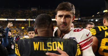 QB Russell Wilson con los Pittsburgh Steelers; QB Daniel Jones con los New York Giants
